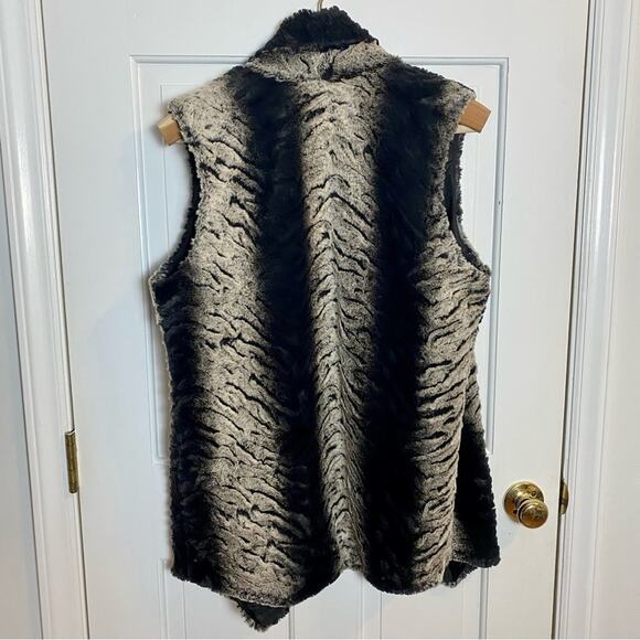 Mushka by Sienna Rose Black and Taupe Ombré Stripe Faux Fur Vest Size Large - Picture 8 of 9